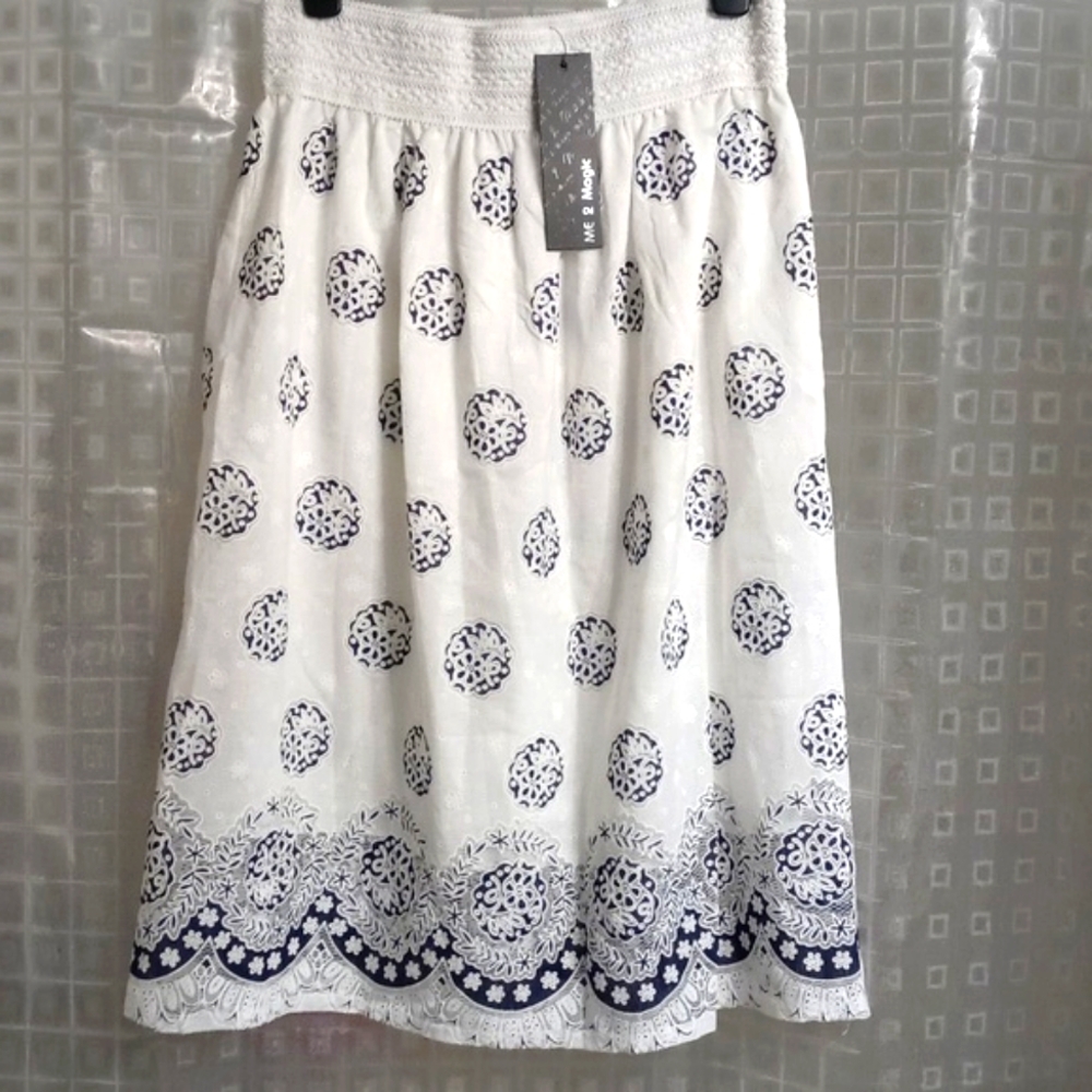 Printed White/Navy Skirt Size Medium